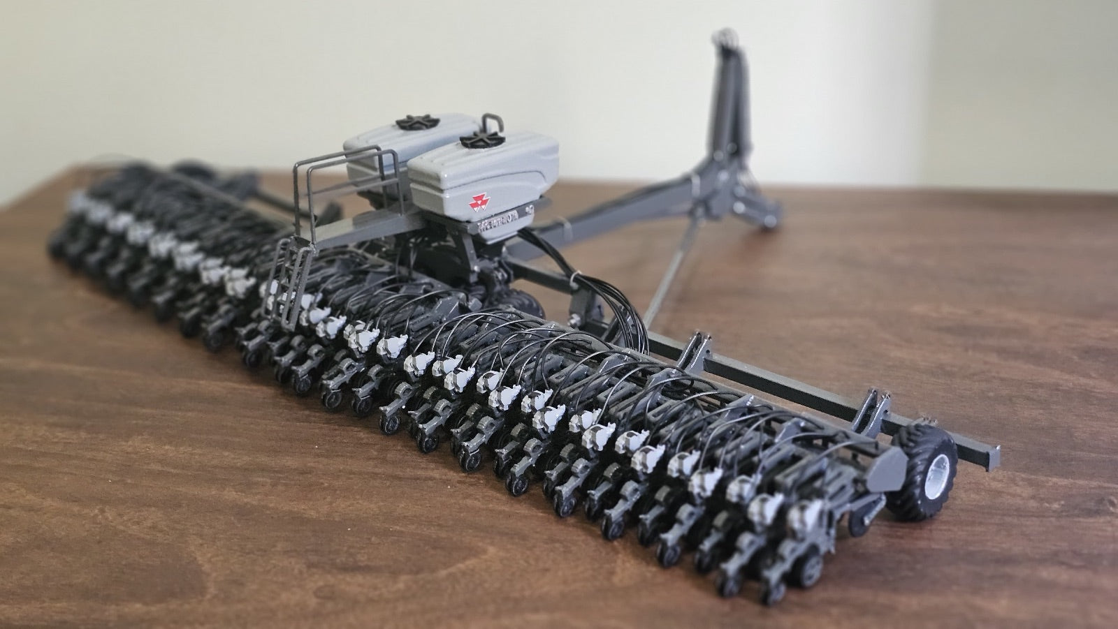 Miniatura Plantadeira Massey Ferguson Momentum 40 Linhas - 1/32