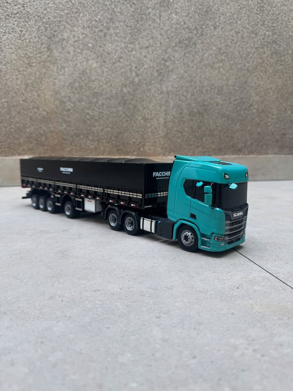 Miniatura Scania NTG + Carreta 4 Eixos Facchini – Escala 1/24 (Personalizável)