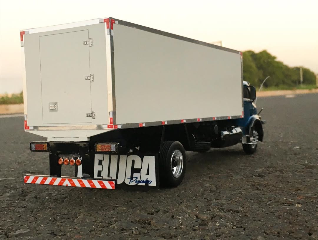 Miniatura Mercedes-Benz 1518 Baú (Escala 1/24)