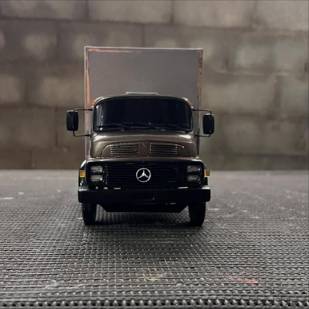 Miniatura Mercedes-Benz 1113 Toco Baú - Escala 1/24
