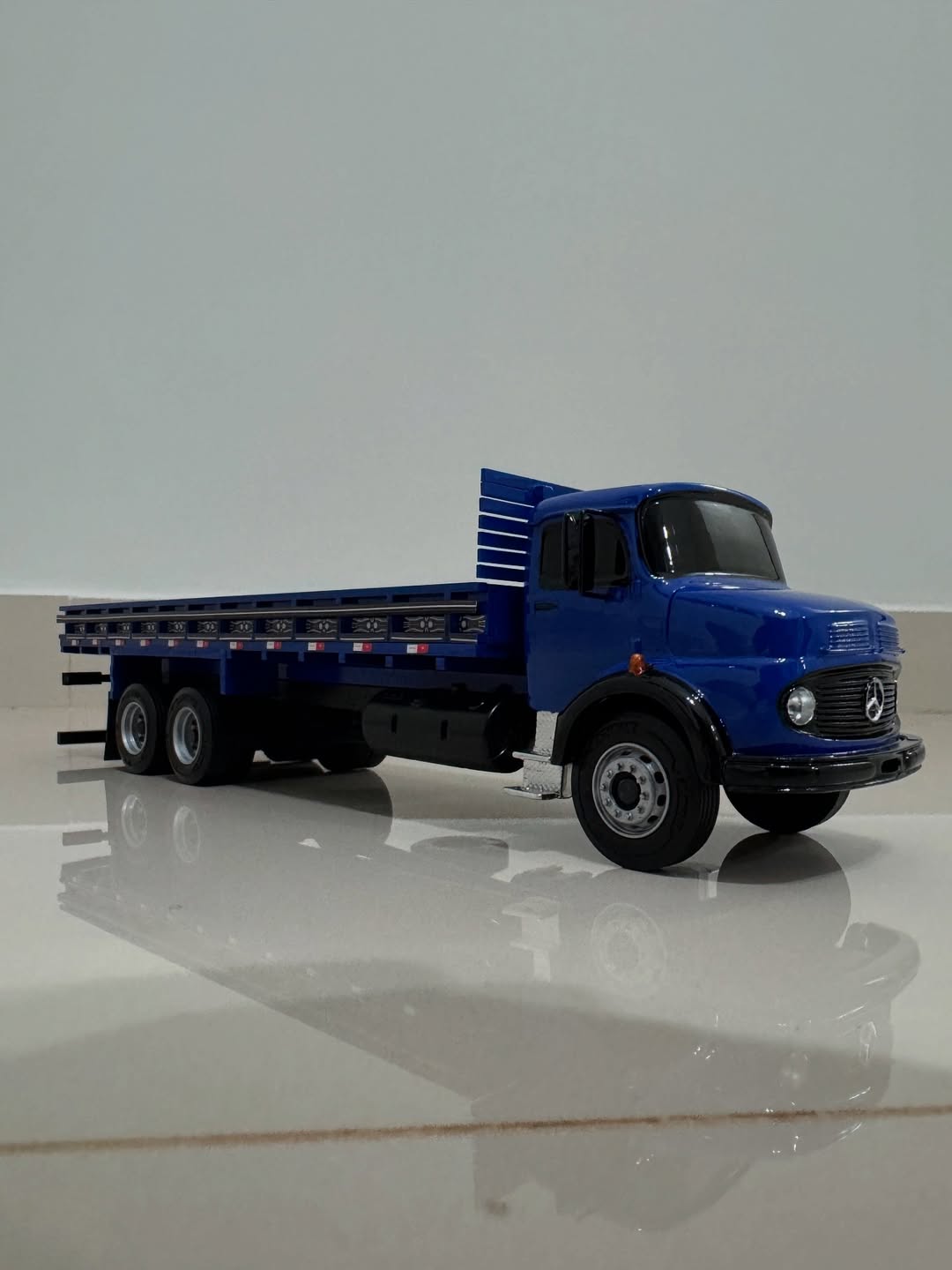 Miniatura Mercedes-Benz 1113 Carga Seca – Escala 1/24