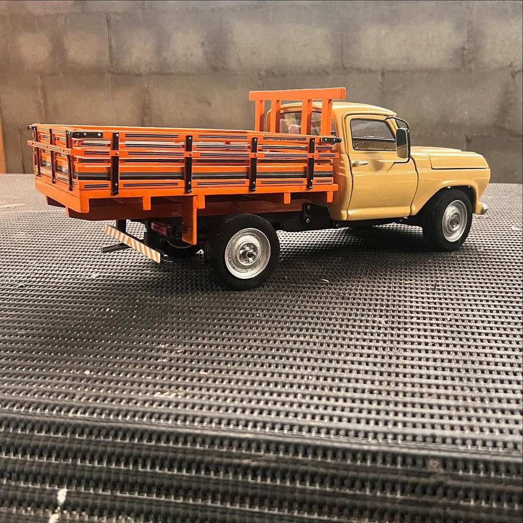 Miniatura Chevrolet D-10 Carga - Escala 1/24