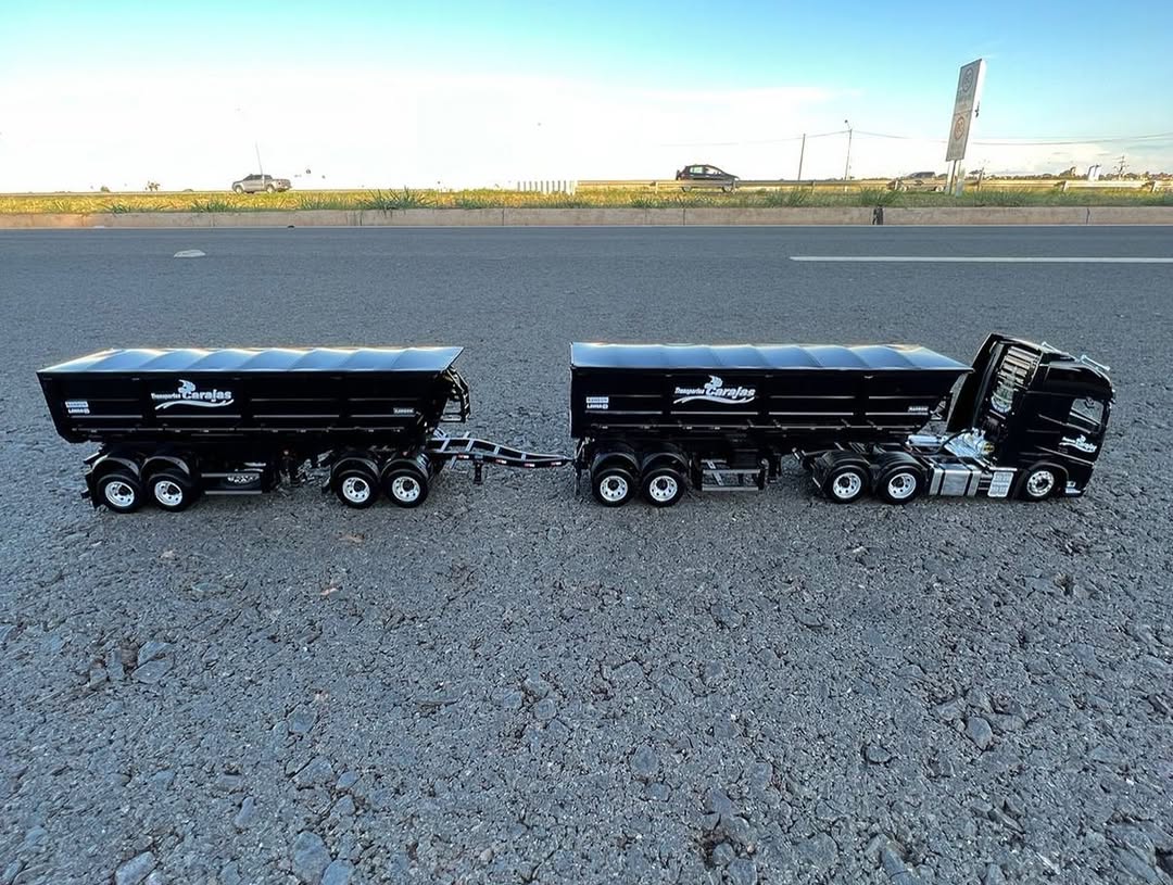 Miniatura Volvo FH + Rodocaçamba Randon com Dolly Rebaixado – Escala 1/24 (Personalizável)