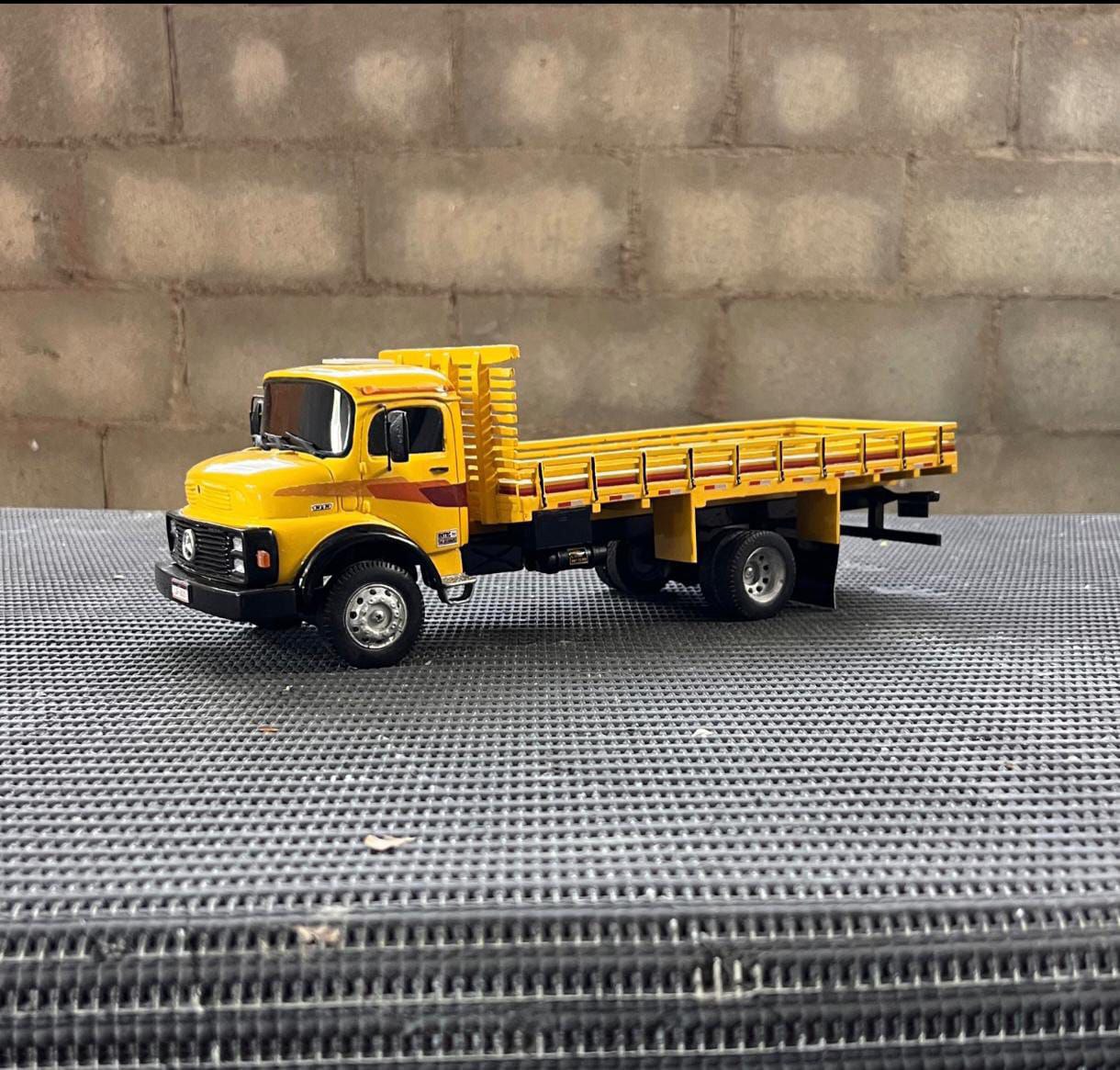 Miniatura Caminhão Mercedes-Benz L-1113 Carroceria Aberta Amarelo