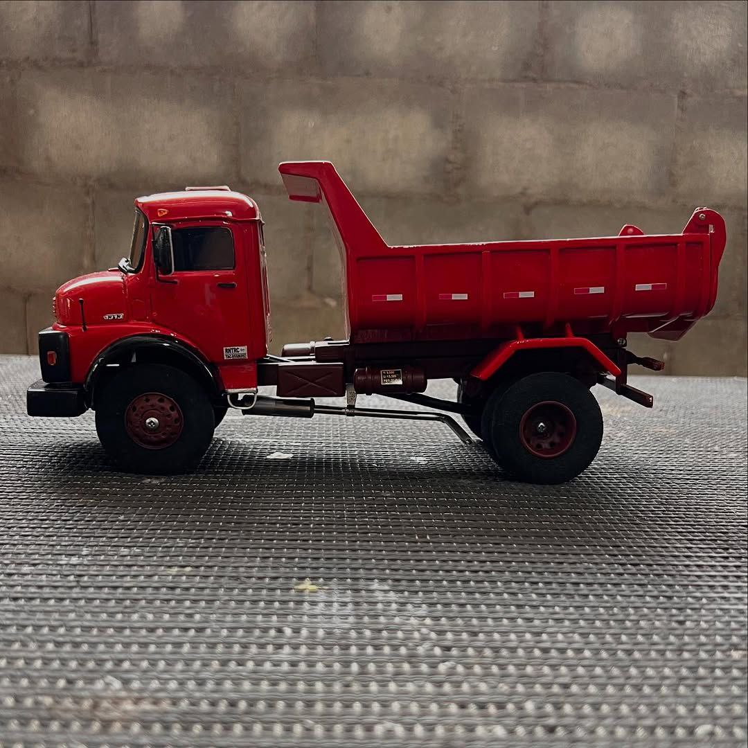 Miniatura Mercedes-Benz 1113 Basculante – Escala 1/24