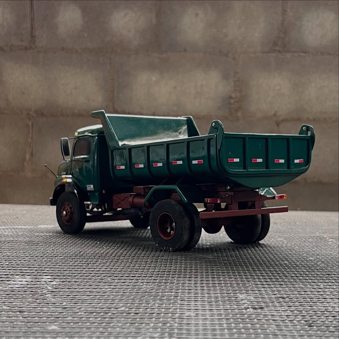 Miniatura Mercedes-Benz 1113 Caçamba – Escala 1/24