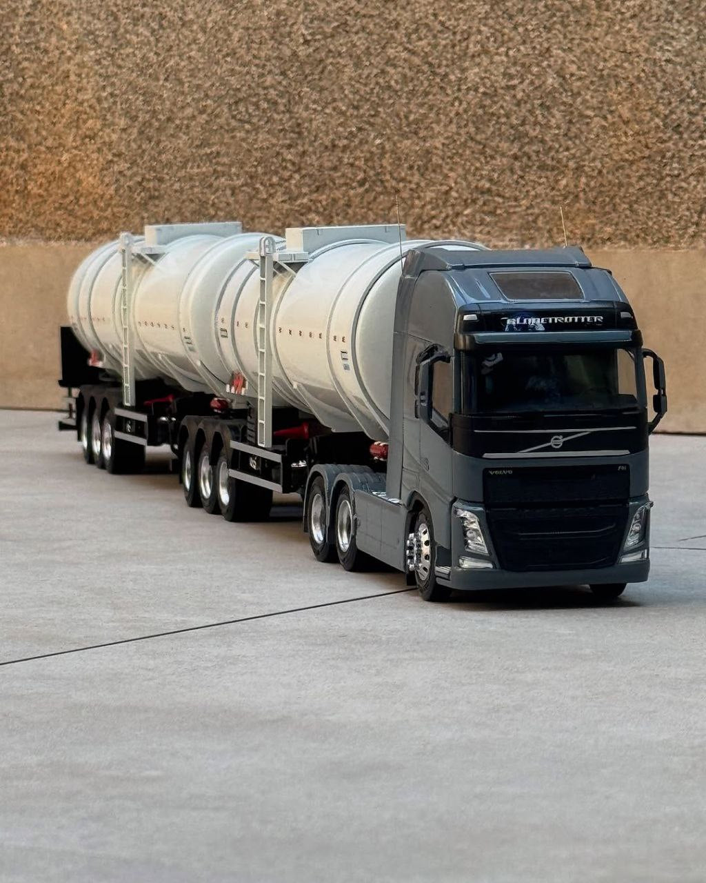 Miniatura Volvo FH Globetrotter com Carreta Tanque Duplo (Escala 1/24)