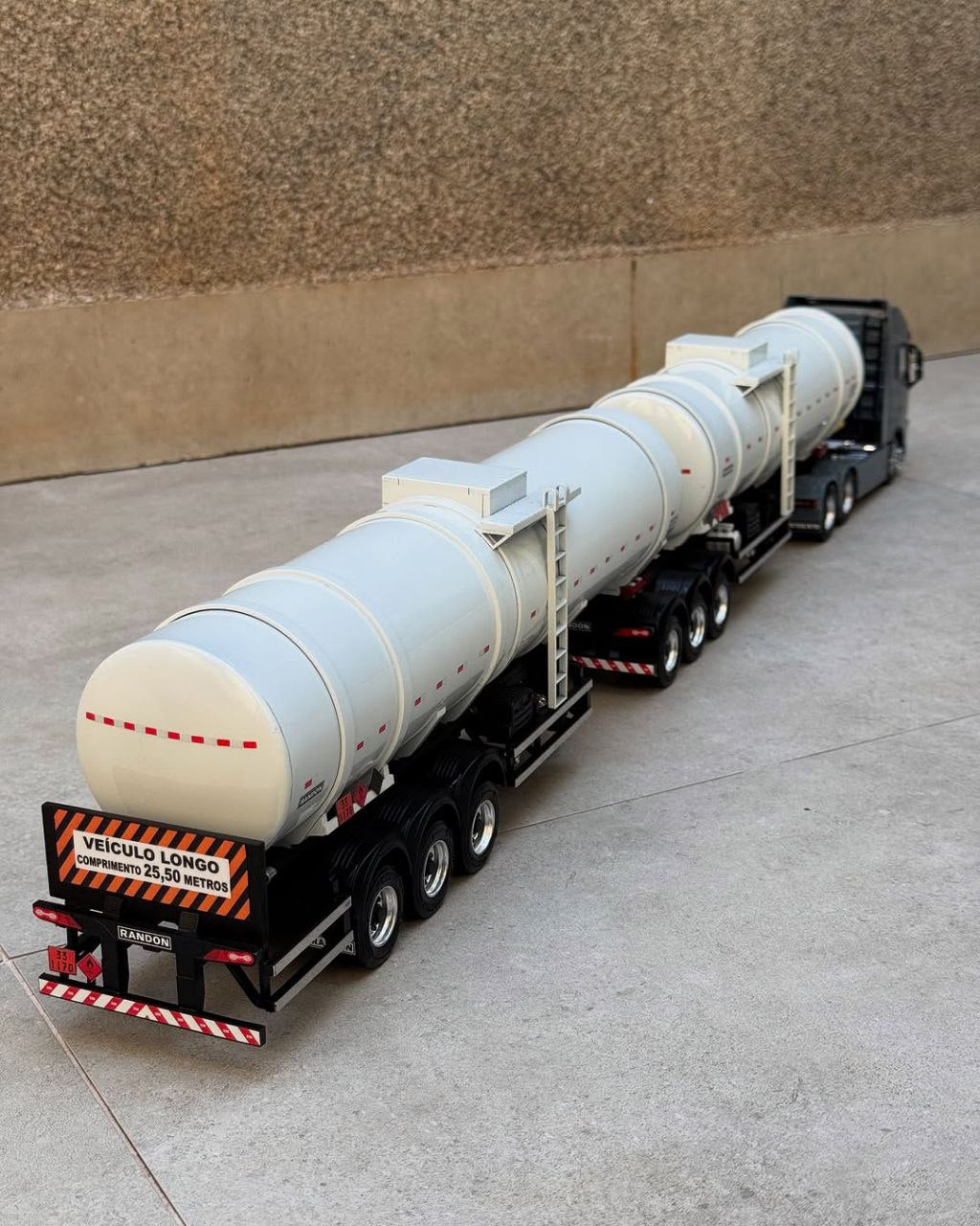 Miniatura Volvo FH Globetrotter com Carreta Tanque Duplo (Escala 1/24)