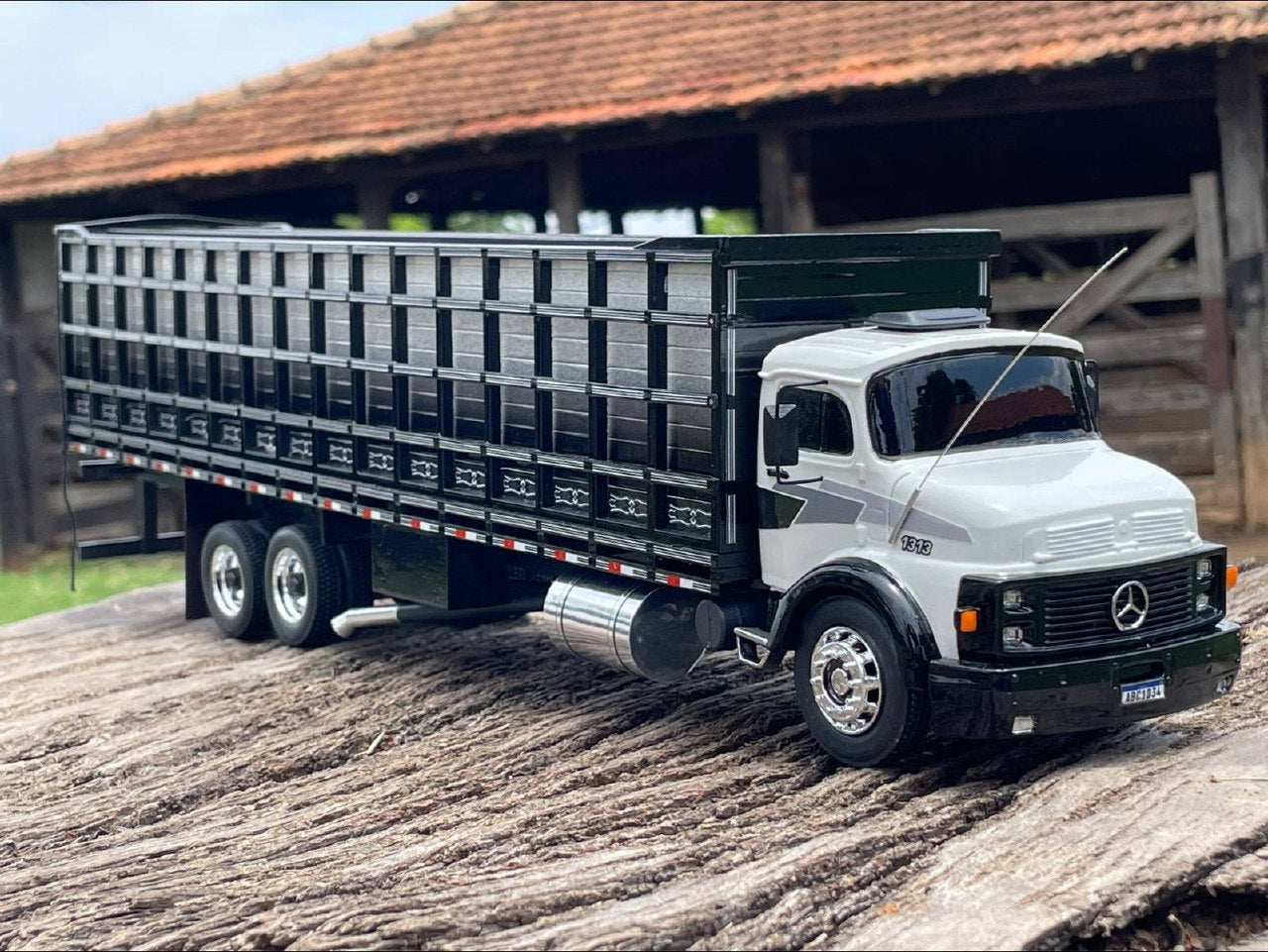 Miniatura Mercedes-Benz L-1313 Boiadeiro - Escala 1/24