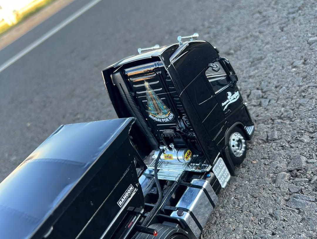 Miniatura Volvo FH com Rodocarreta Randon + Dolly Rebaixado - Escala 1/24