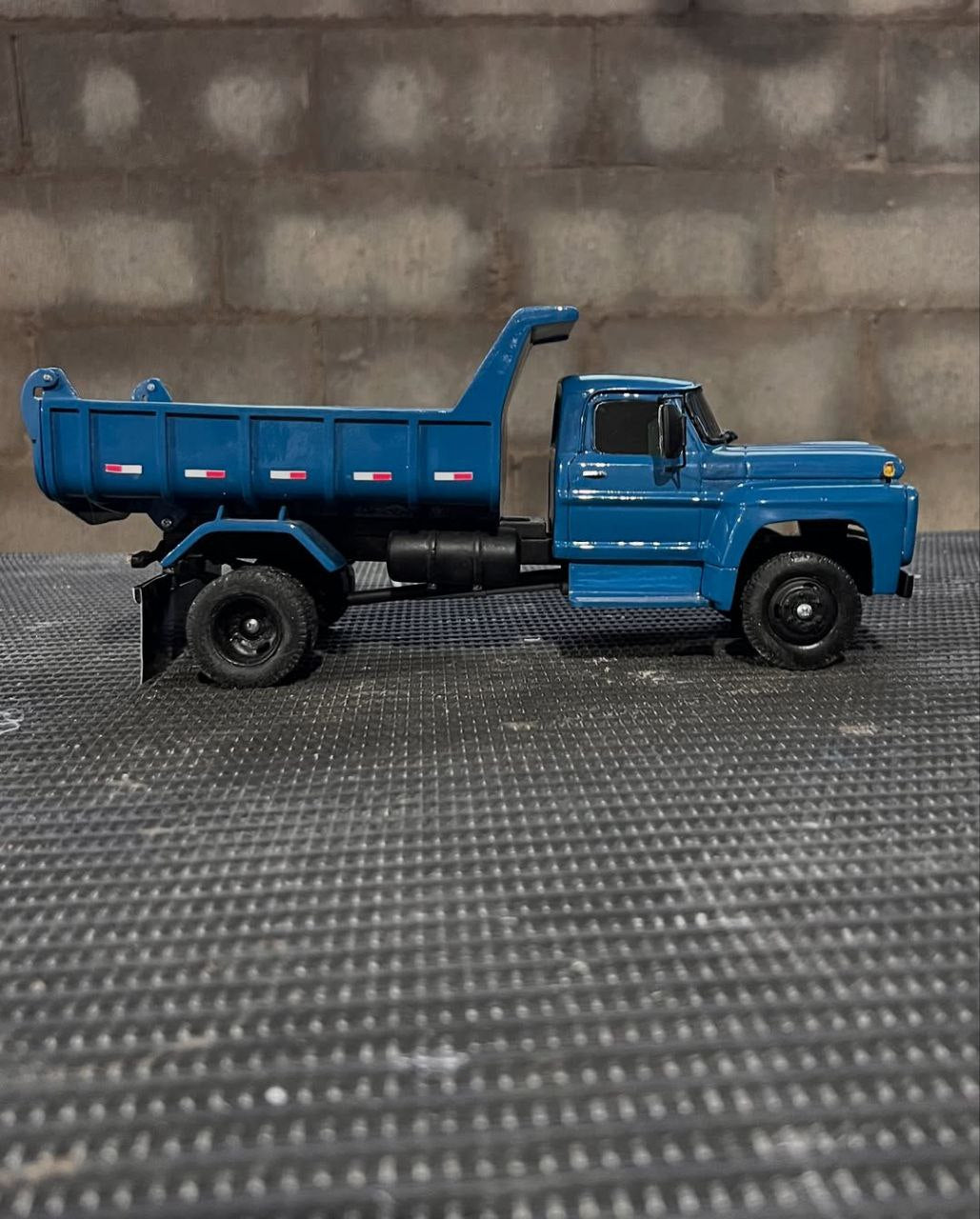 Miniatura Ford F-600 Basculante - Escala 1/24