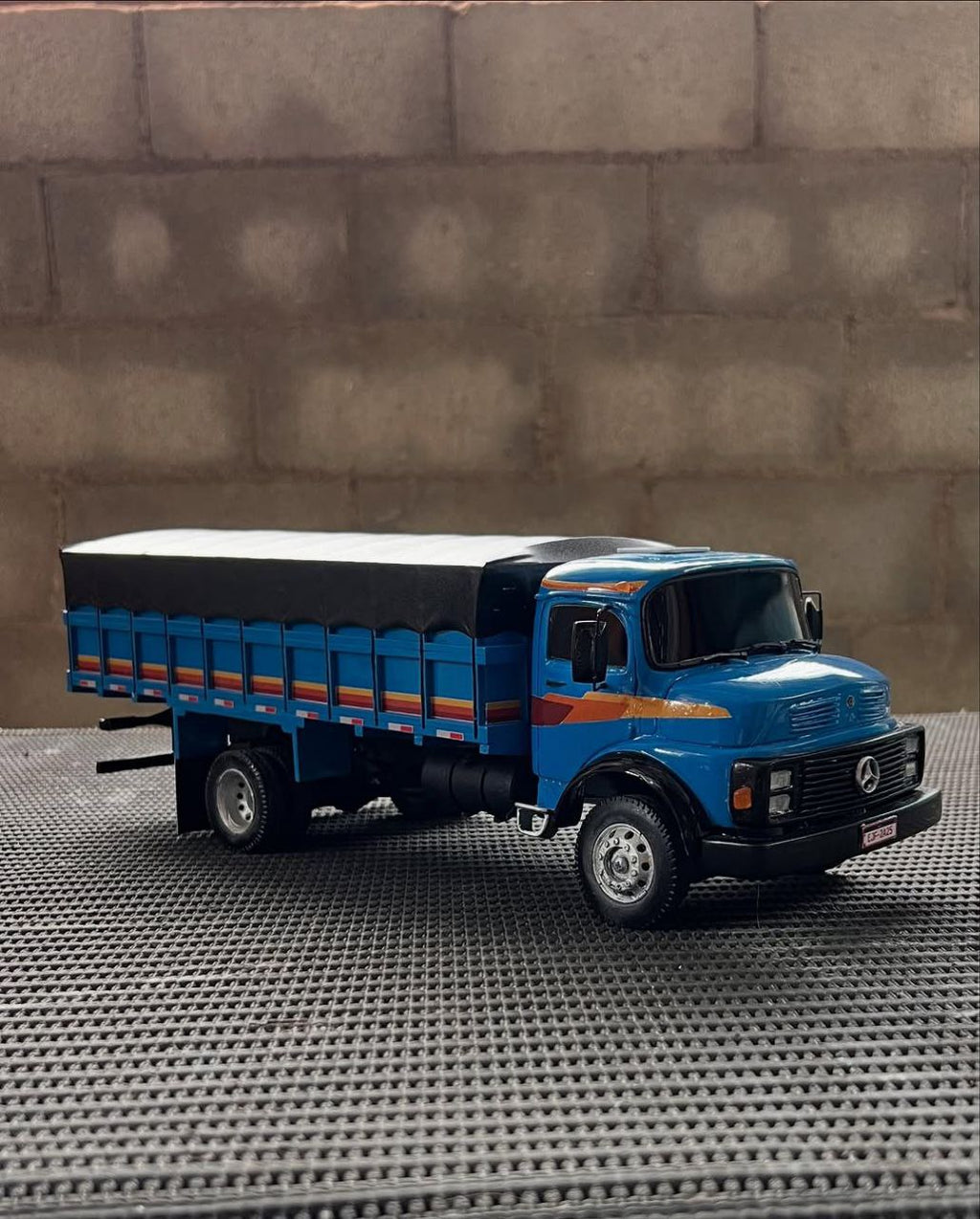 Miniatura Mercedes-Benz 1313 Graneleiro Azul – Escala 1/24