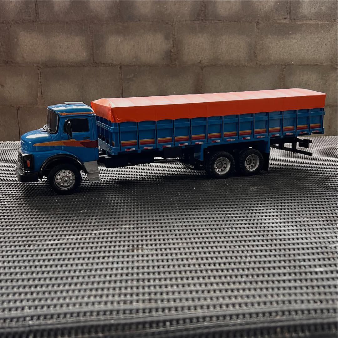 Miniatura Mercedes-Benz 1313 Graneleiro Azul – Escala 1/24