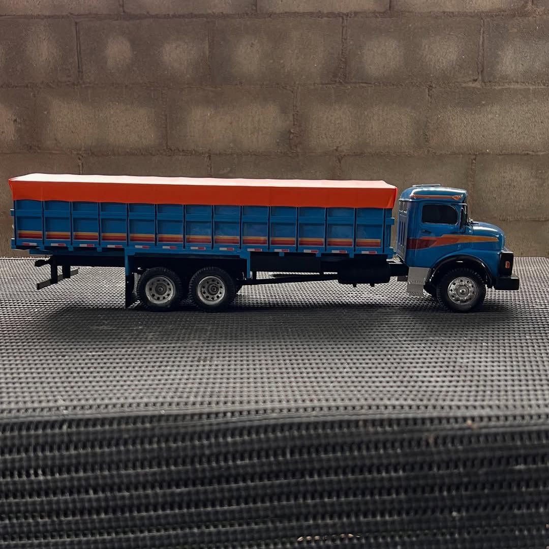 Miniatura Mercedes-Benz 1313 Graneleiro Azul – Escala 1/24