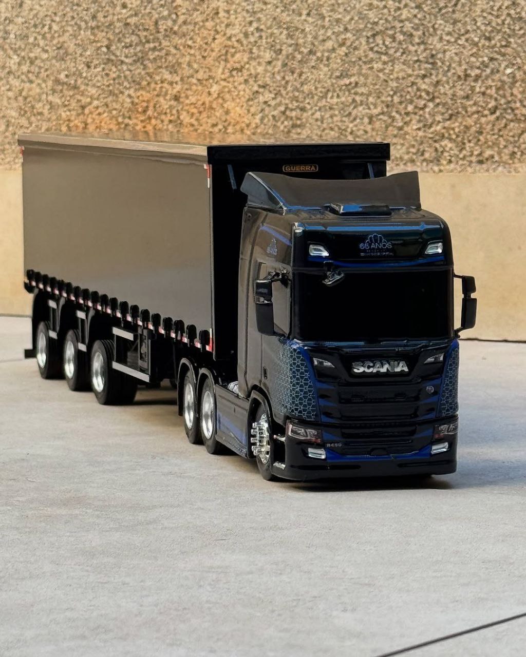 Miniatura Scania NTG + Carreta Vanderleia Sider Guerra – Escala 1/24 (Personalizável)