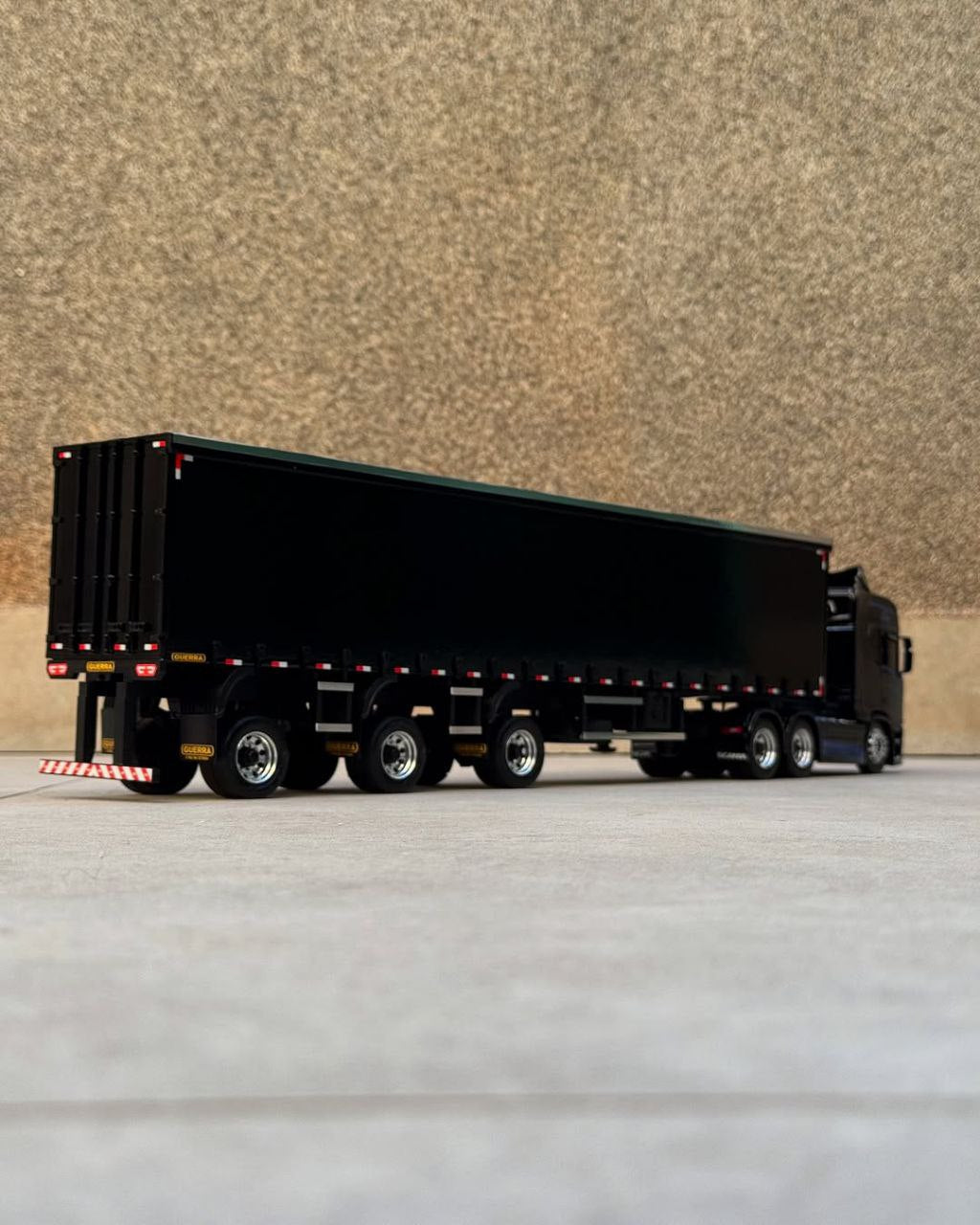 Miniatura Scania NTG + Carreta Vanderleia Sider Guerra – Escala 1/24 (Personalizável)