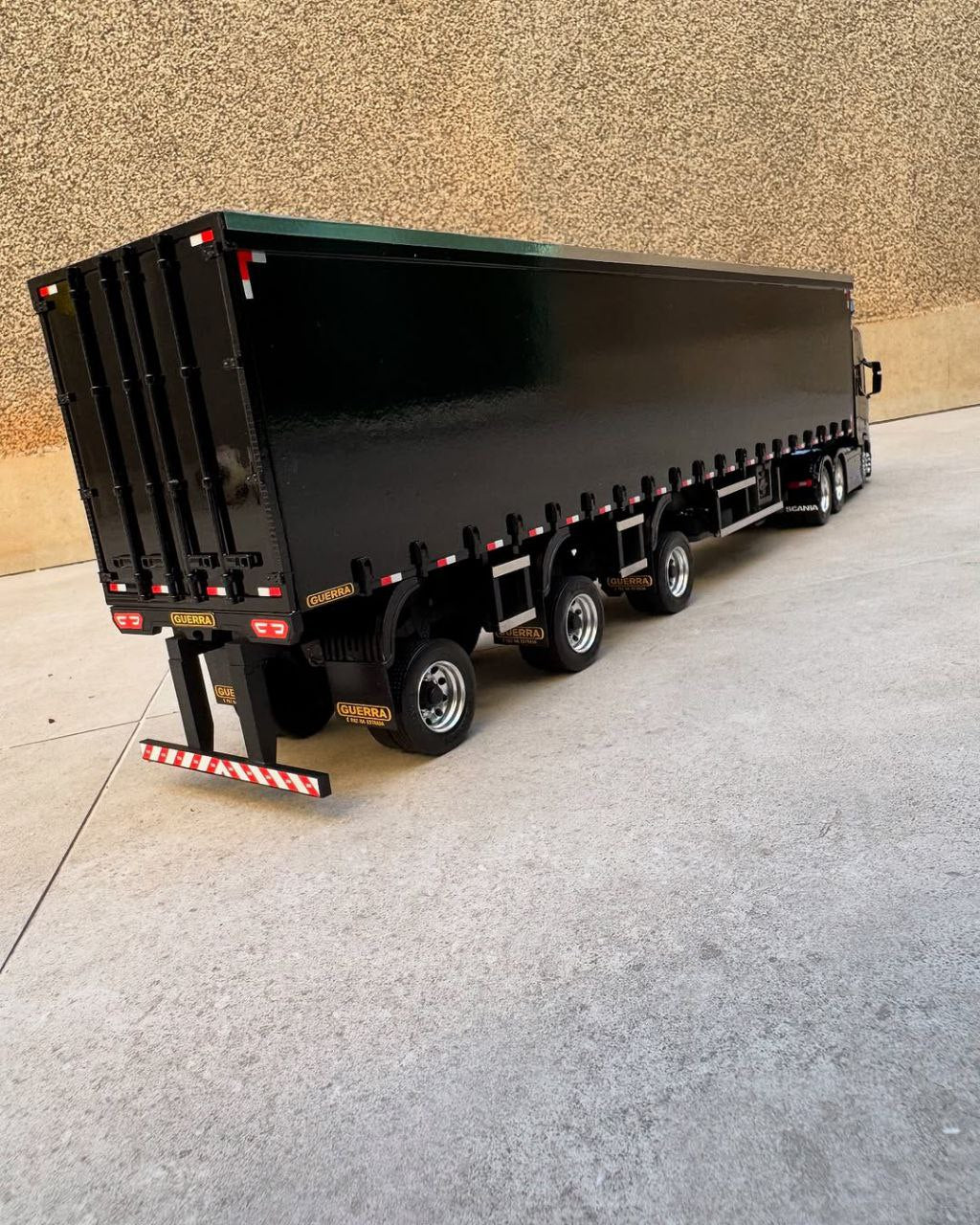 Miniatura Scania NTG + Carreta Vanderleia Sider Guerra – Escala 1/24 (Personalizável)