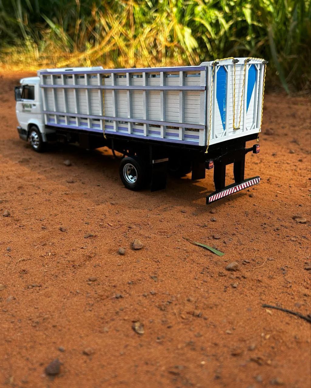 Miniatura Volkswagen 8-120 Delivery Boiadeiro - Escala 1/24