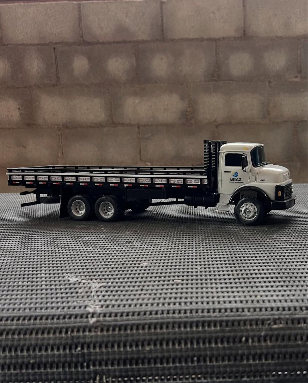 Miniatura Mercedes-Benz 1313 Plataforma Branco - Escala 1/24